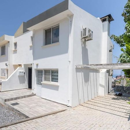 Villa Blue ไคริเนีย ภายนอก รูปภาพ