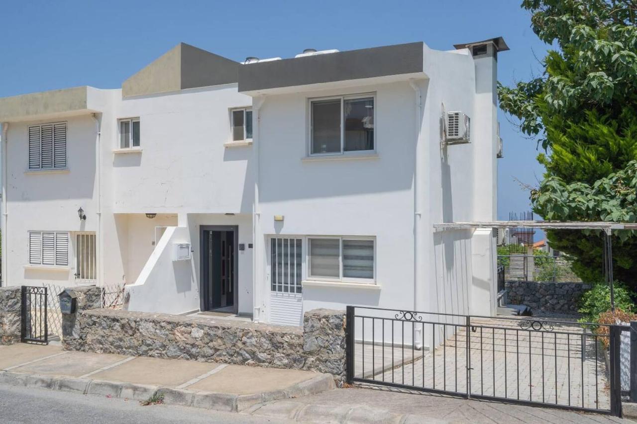 Villa Blue ไคริเนีย ภายนอก รูปภาพ