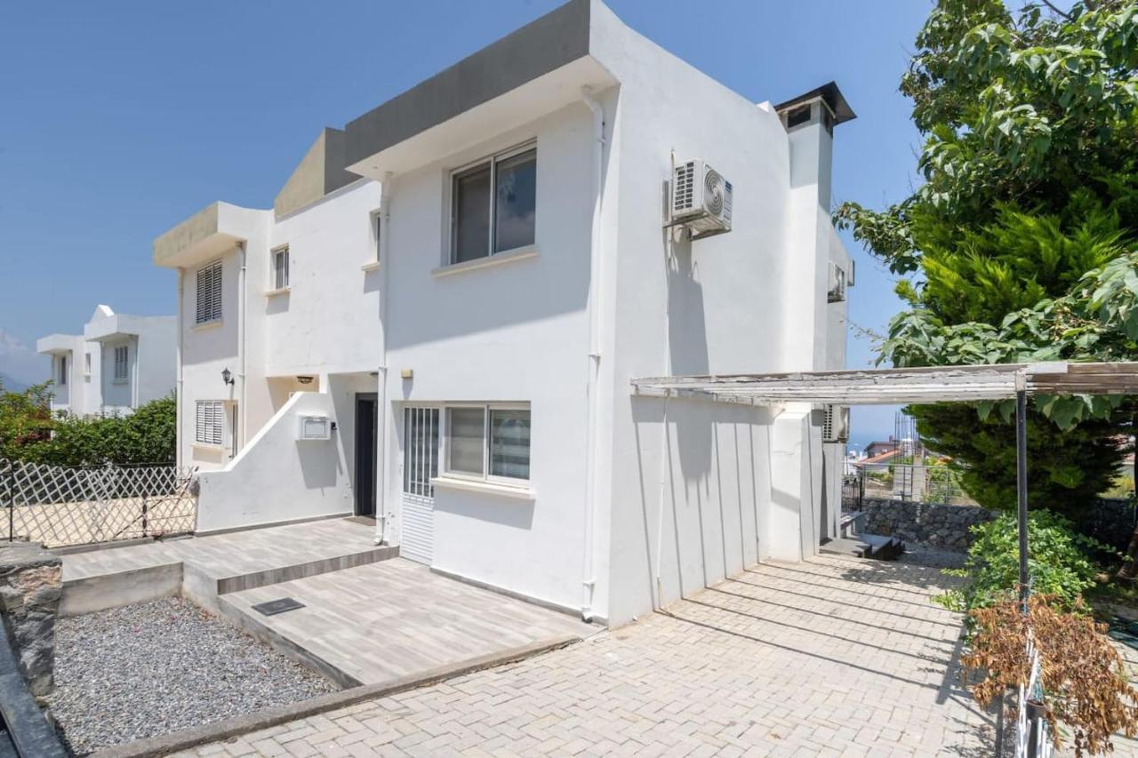 Villa Blue ไคริเนีย ภายนอก รูปภาพ